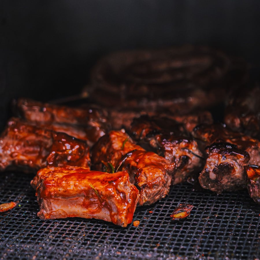 Travers de porc laqués sur la grille du fumoir.